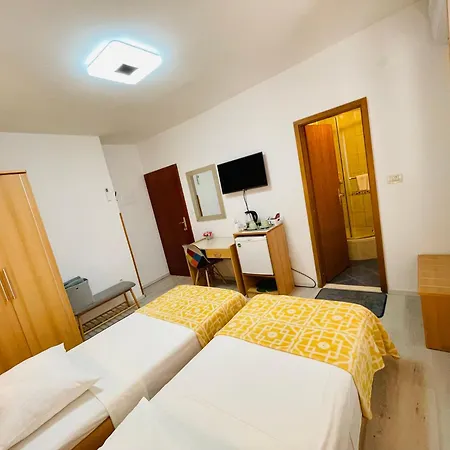 Guest house Apartmens And Madunic V Split